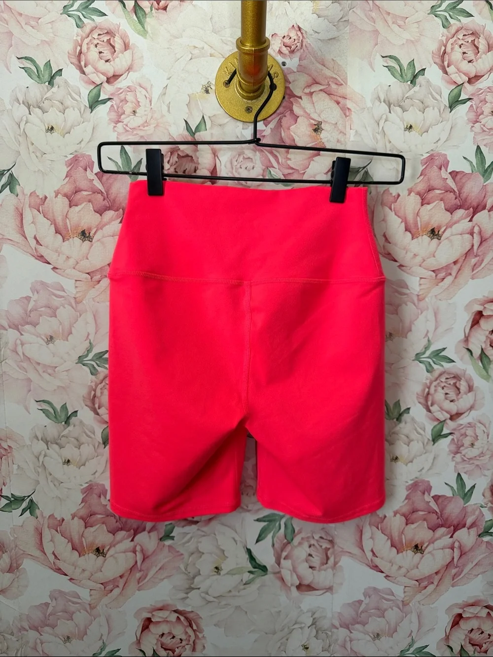 NWOT Alo Yoga Airbrush 7” NEON Biker Shorts High Waist Women’s size XS